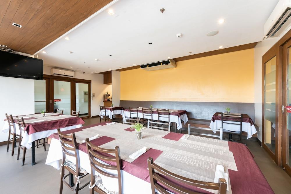 West Makati Hotel Makati City Kültér fotó