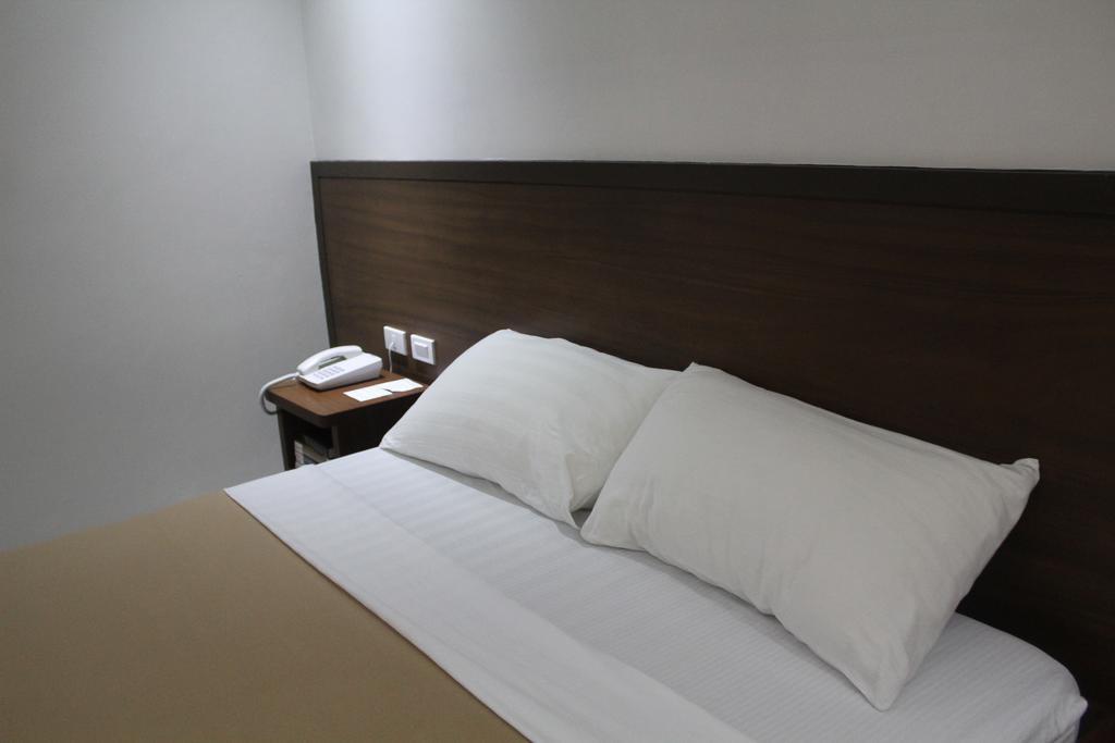 West Makati Hotel Makati City Szoba fotó