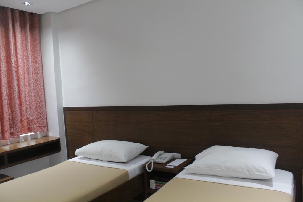 West Makati Hotel Makati City Szoba fotó