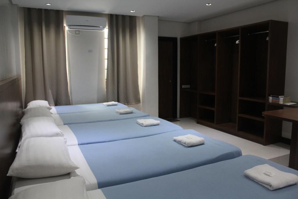 West Makati Hotel Makati City Szoba fotó