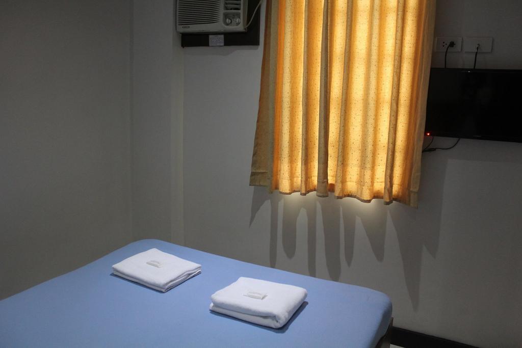 West Makati Hotel Makati City Szoba fotó