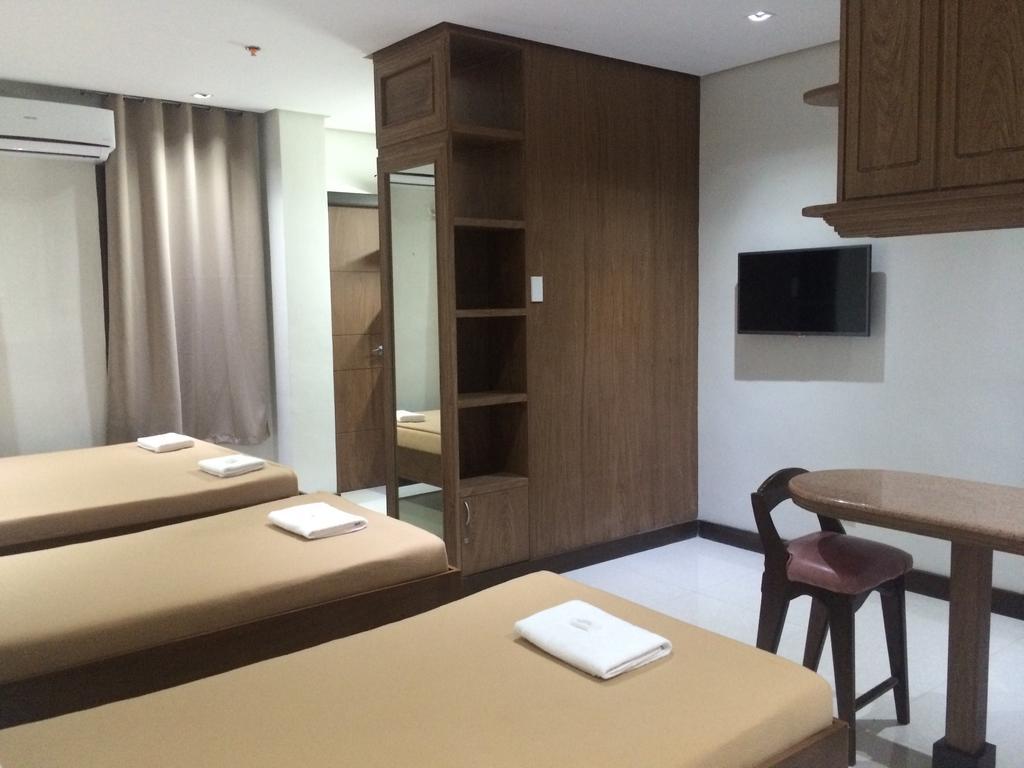 West Makati Hotel Makati City Szoba fotó