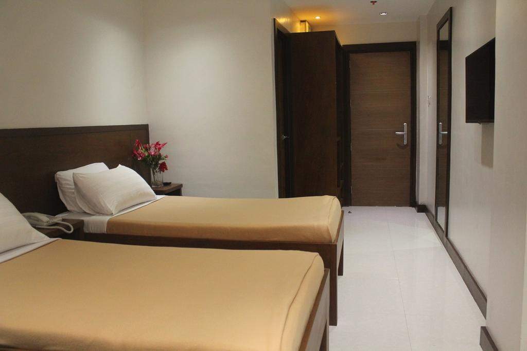 West Makati Hotel Makati City Szoba fotó