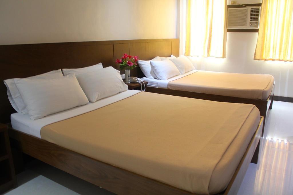 West Makati Hotel Makati City Szoba fotó