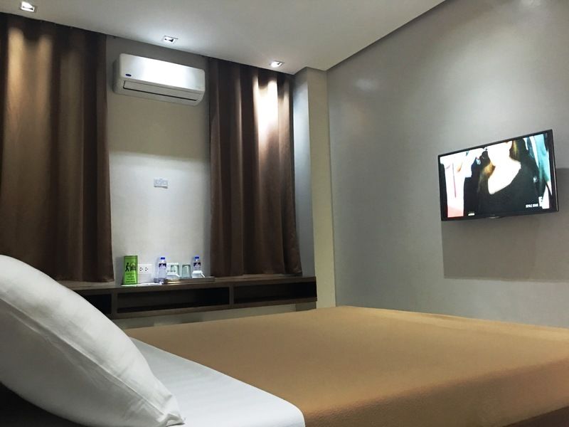 West Makati Hotel Makati City Kültér fotó