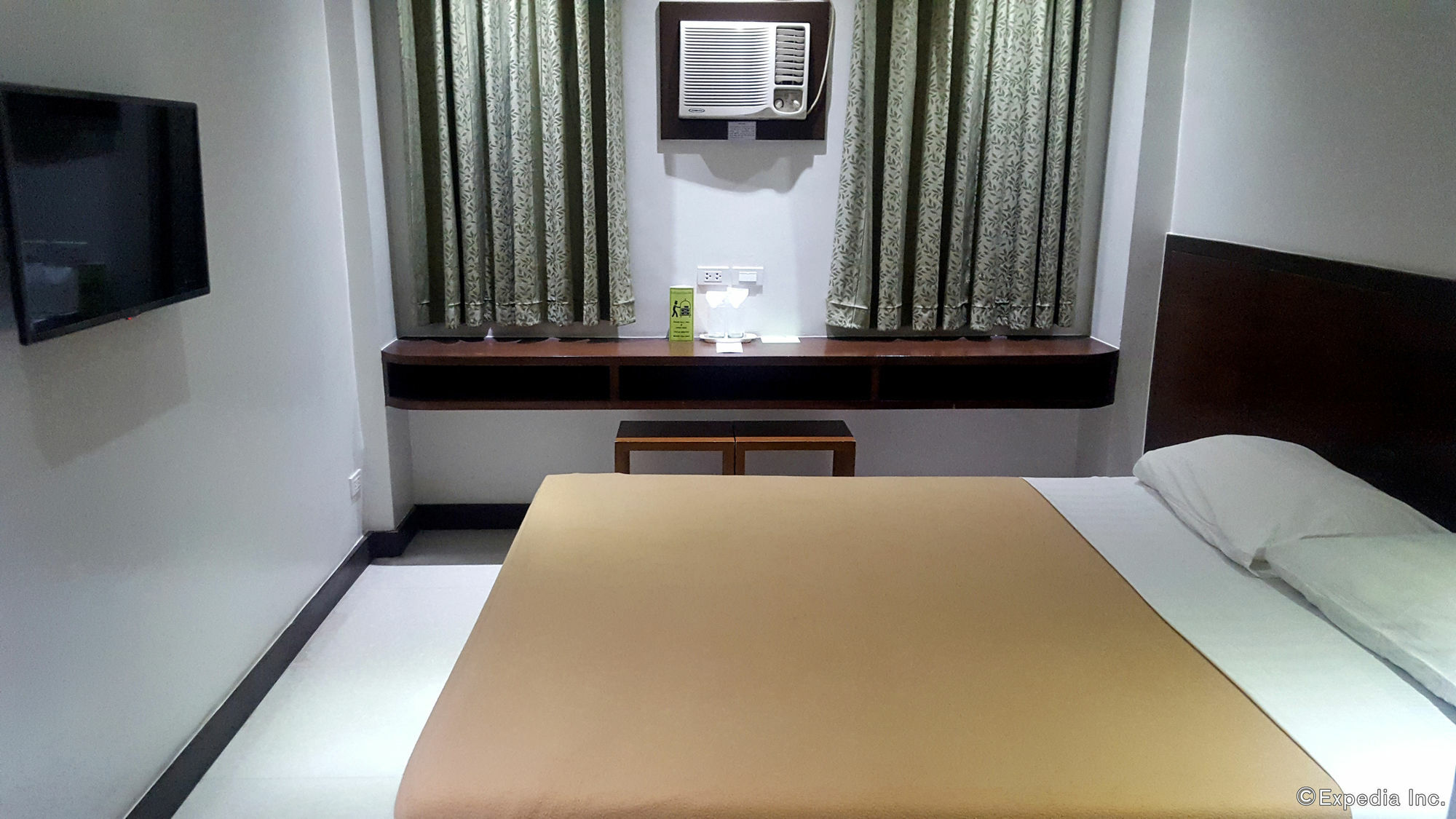 West Makati Hotel Makati City Kültér fotó